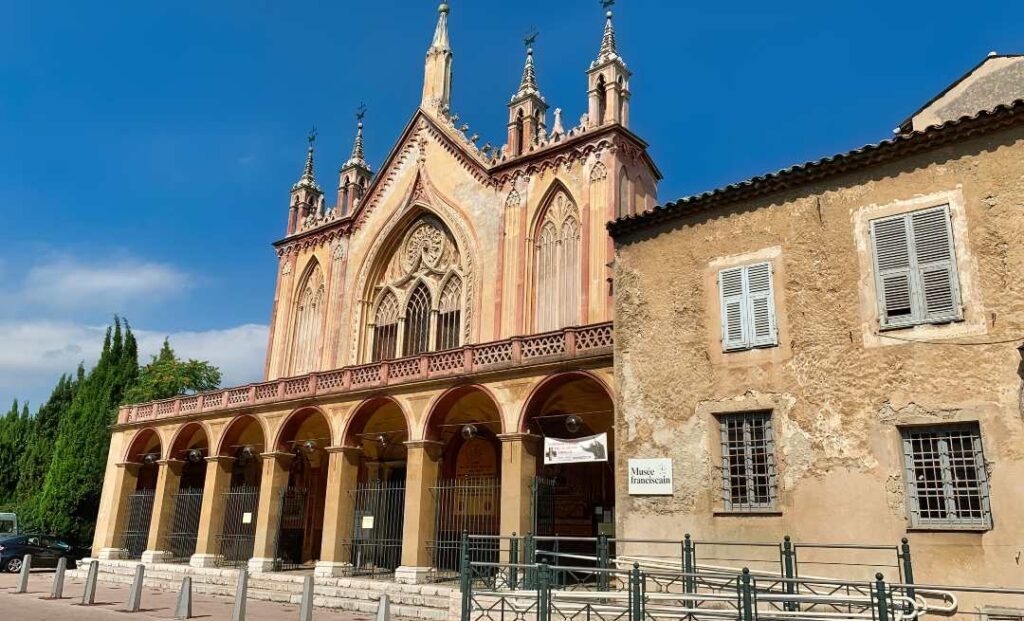 Entrée principale de l’église du monastère de Cimiez