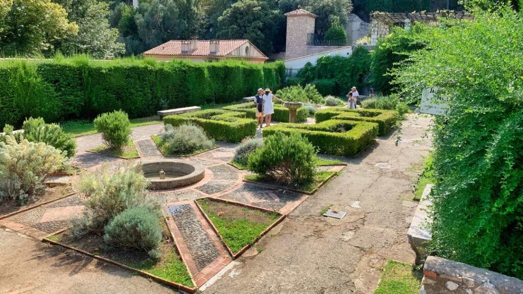 L’une des magnifiques sculptures de jardin paysager du jardin du monastère de Cimiez