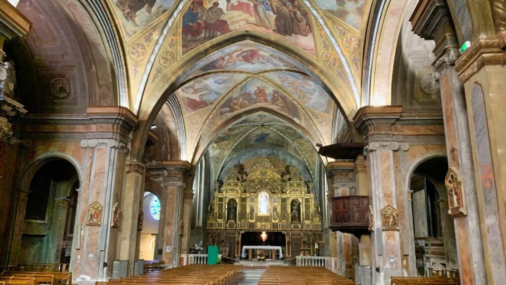 The vaulted ceilings of the church are beautifully decorated with paintings by Hercules Trachel.