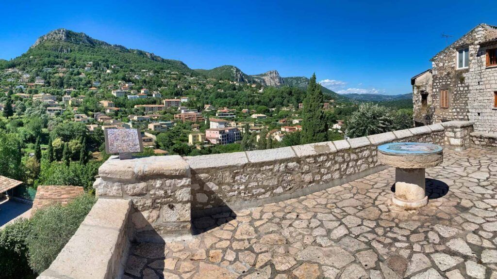 The F. Moutet viewpoint in Vence with the four baous peaks on the horizon