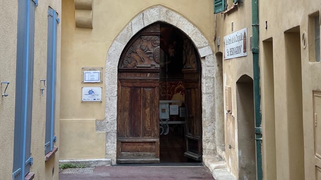 La porte latérale d'origine avec inscription de 1581 Saint-Barnardin