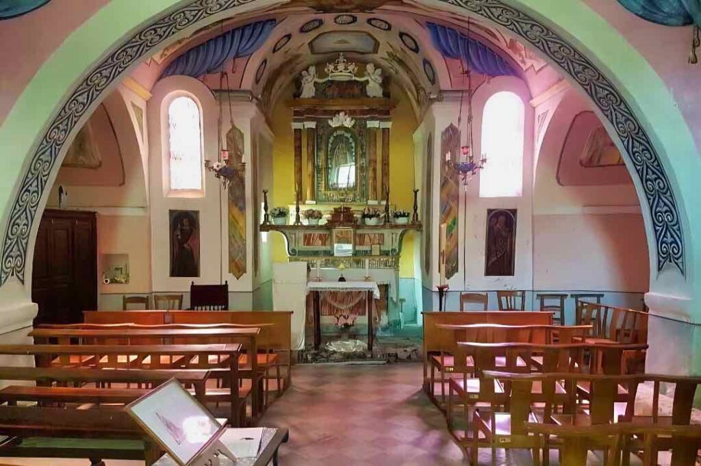 L'intérieur de la chapelle Notre-Dame de la Menour