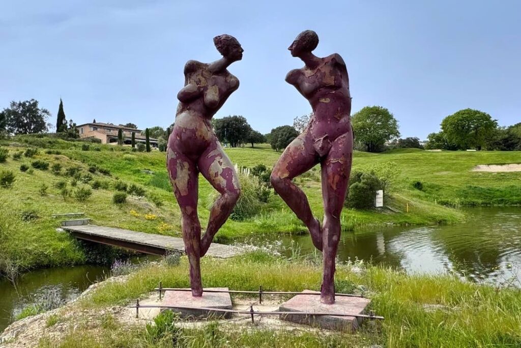 2 sculptures avec le club-house en arrière-plan à Golf Roquebrune