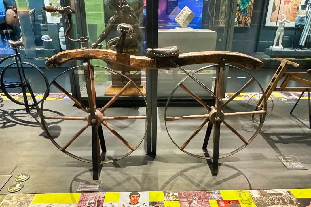 gammel cykel udstillet i det Nationale sportsmuseum i Nice