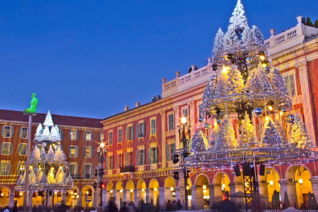 Place Massena følger de franske juletraditioner og er pyntet op til Jul