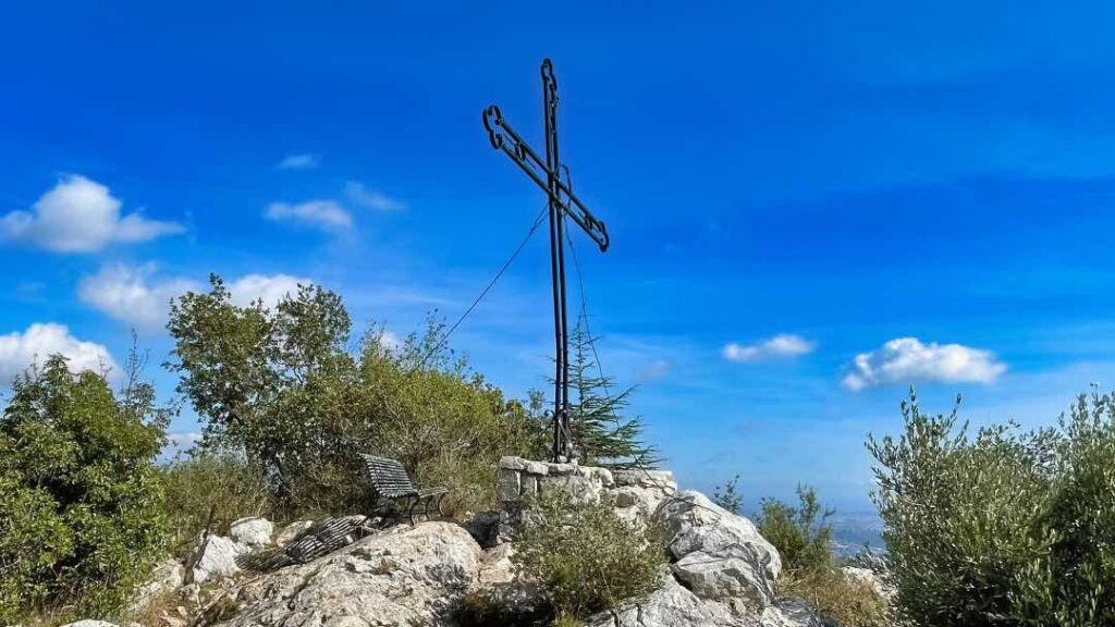 Kors på toppen af Baou des Blancs Vence