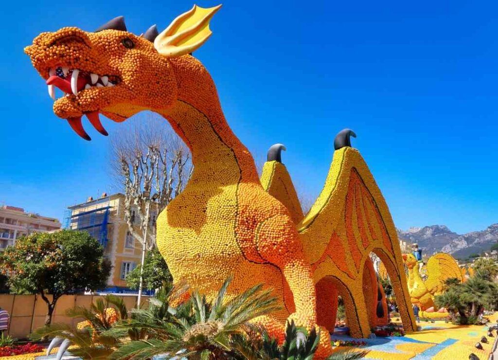 dragon construit de cirtones à la fête du citron à menton