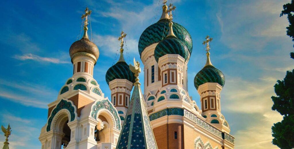 Kuplerne på den russiske kirke i Nice