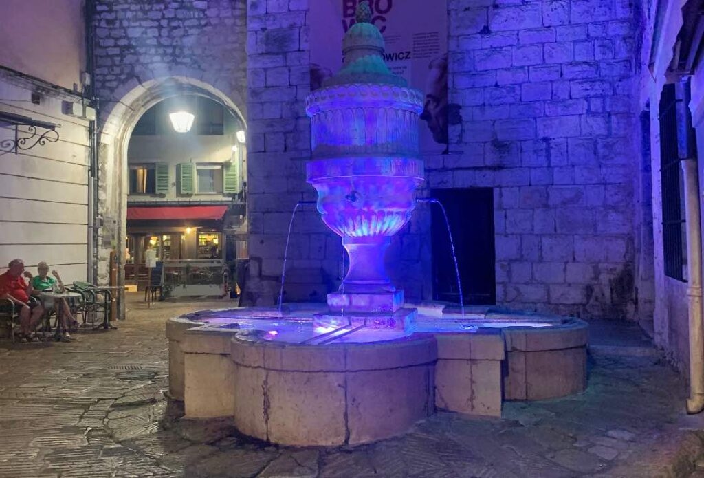 Surtout le soir, la fontaine Peyra se montre majestueusement