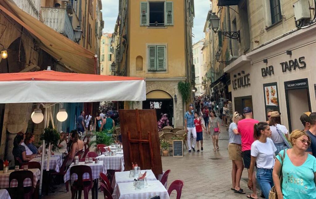 Stemning i den gamle by i Nice