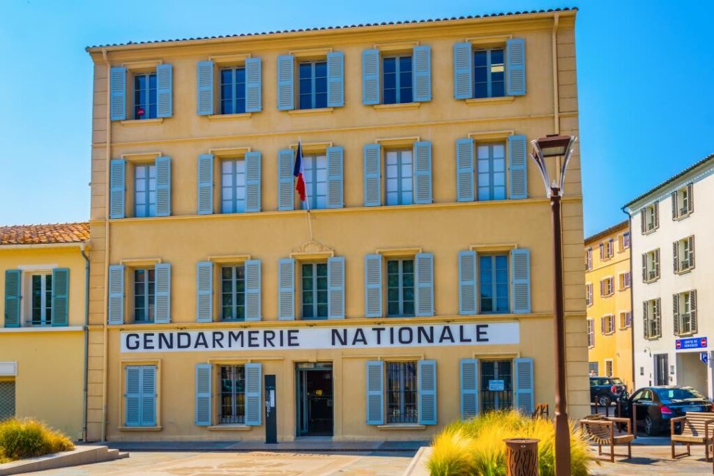 Façade de la Gendarmerie et Cinéma musée