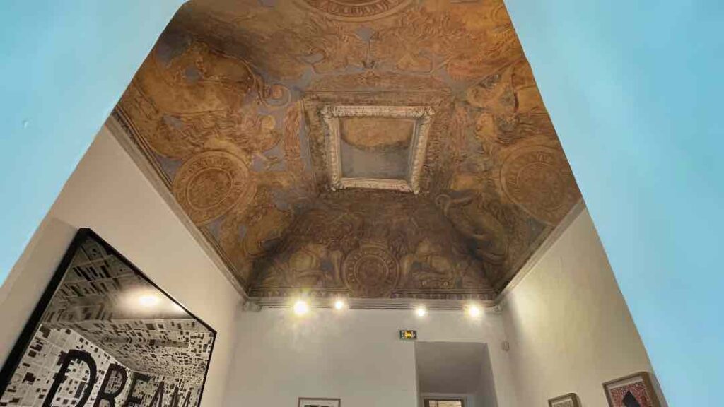 Peinture de plafond dans l'ancienne tour de guet