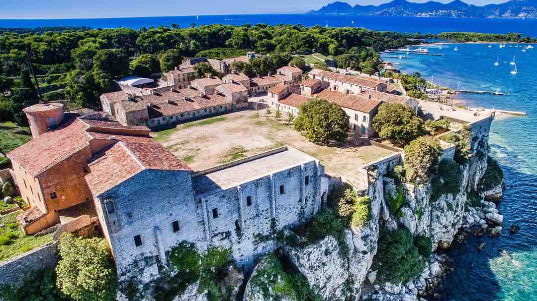 Fort Royal og Cannes Havmuseum set fra luften
