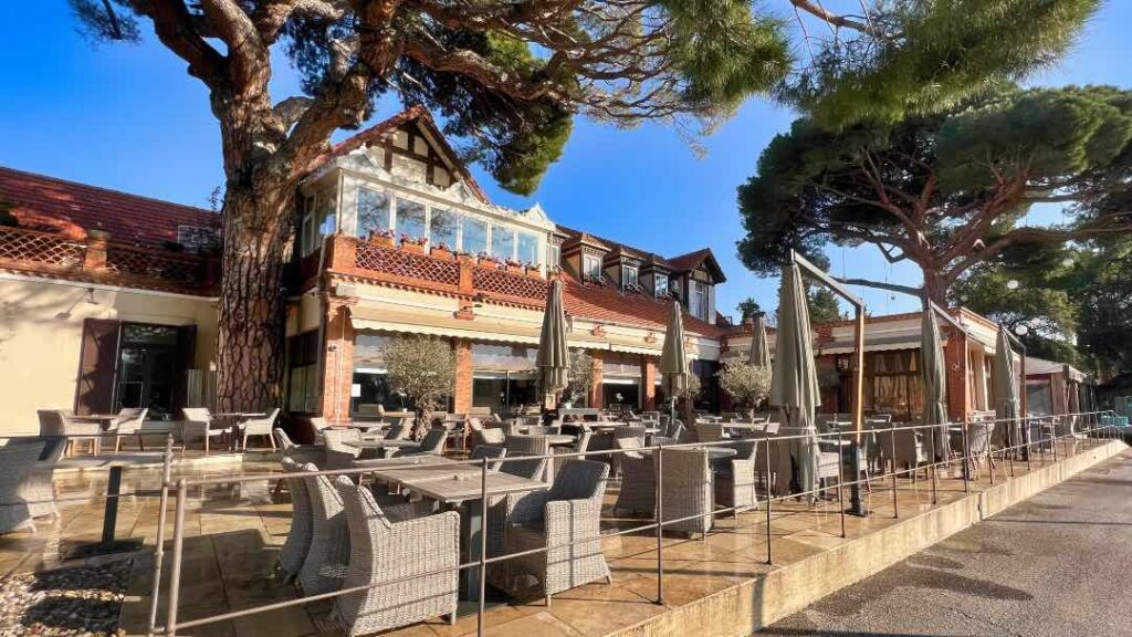 Terassen og restauranten på Old Course Cannes-Mandelieu
