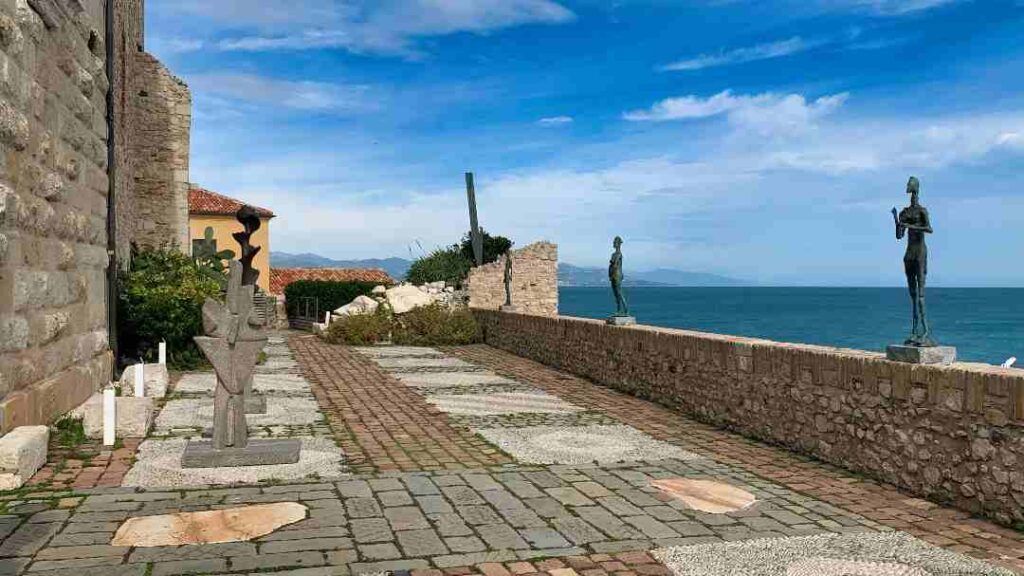 La terrasse avec de belles sculptures et une vue magnifique sur la Méditerranée