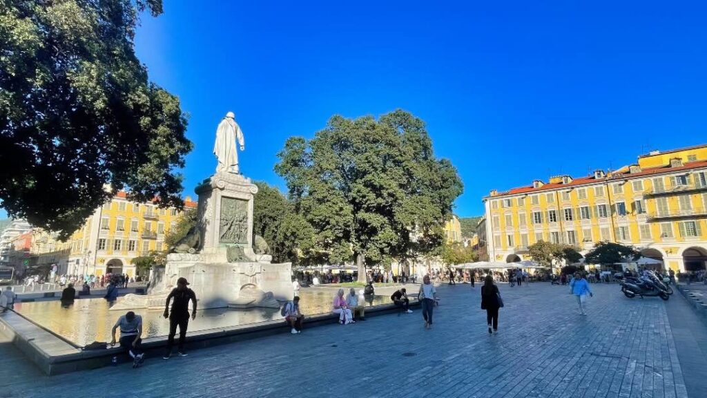 statue og springvand på plads Garibaldi i Nice