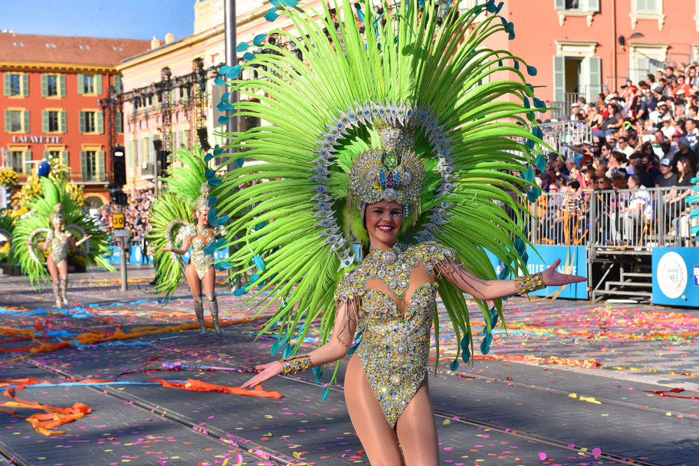 kvinde i grøn udklædning til Nice Karneval