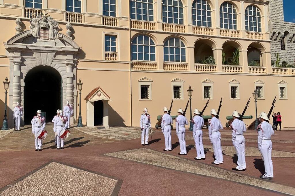 Vagtskifte foran fyrstepaladset i Monaco